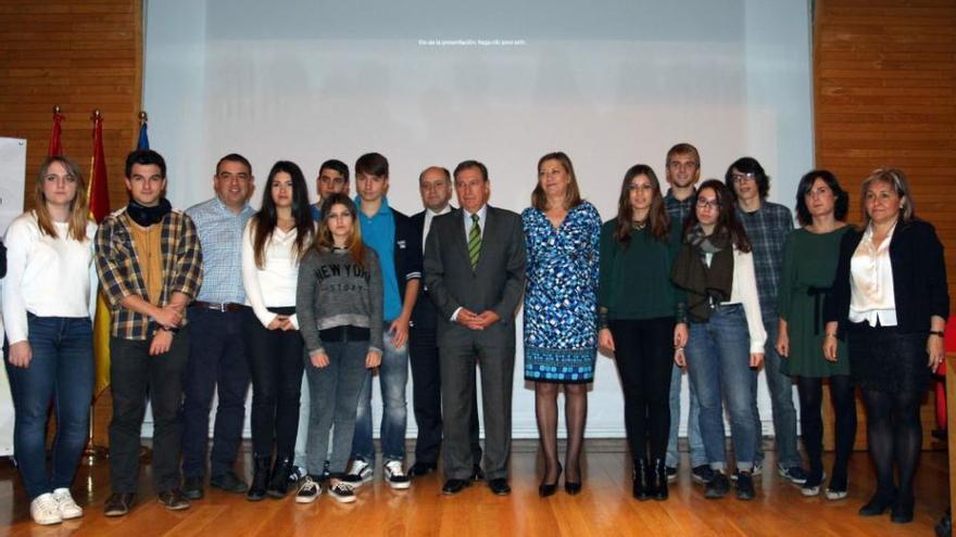 Los consejeros de Hacienda, Pilar del Olmo, y Educación, Juan José Mateos, posan junto a los galardonados con los XIII Premios de Estadística de Castilla y León