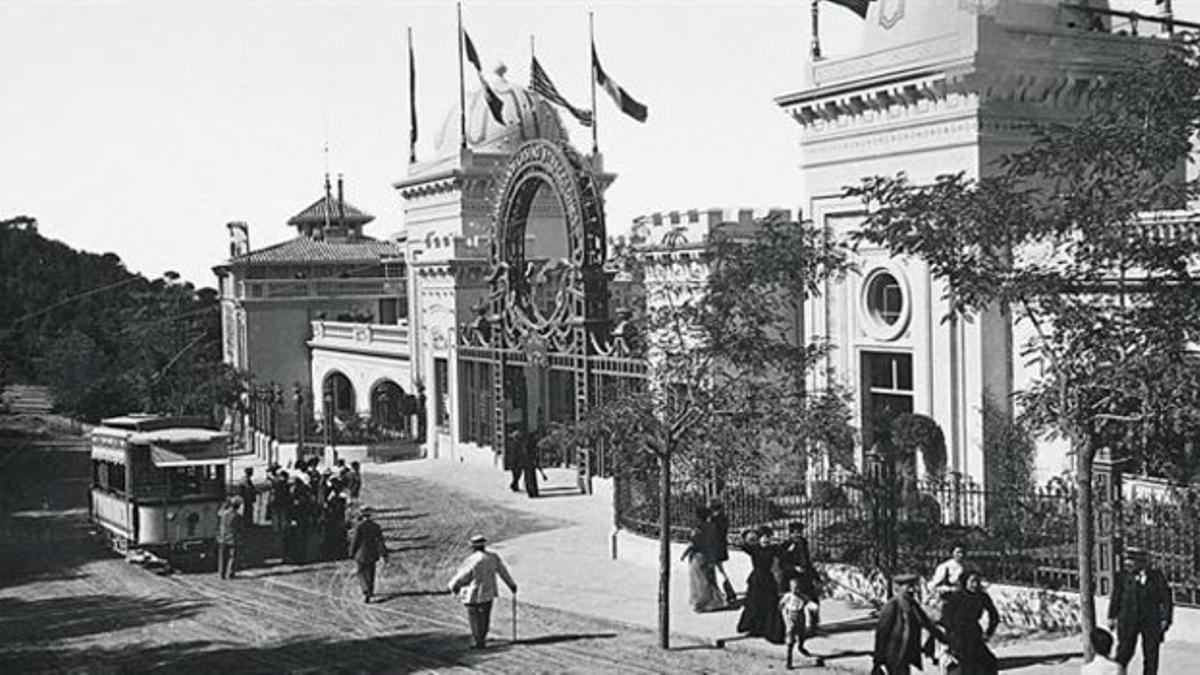 La entrada del casino en 1911 y abajo su aspecto actual en la Arrabassada.