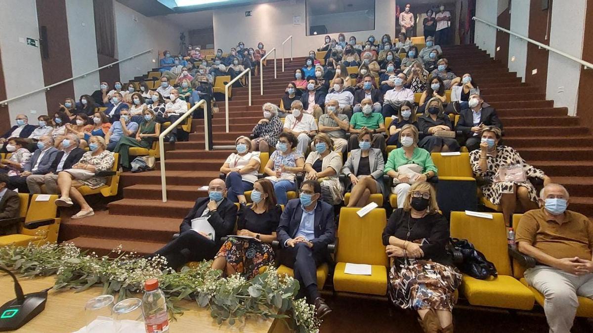 Asistentes a la conmemoración en el salón de actos del Rafael Méndez.