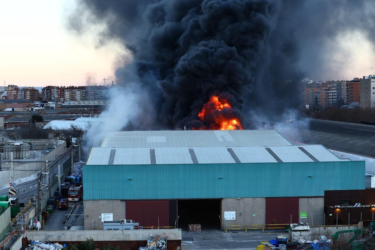 En imágenes I Incendio en la planta de Saica en Zaragoza