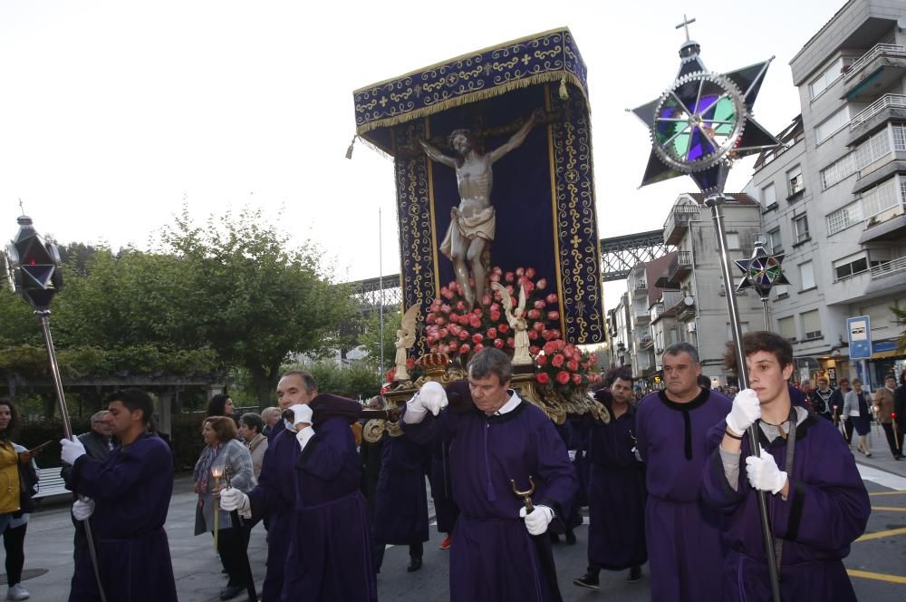 Una multitud abarrotó las calles de Redondela // R. Grobas