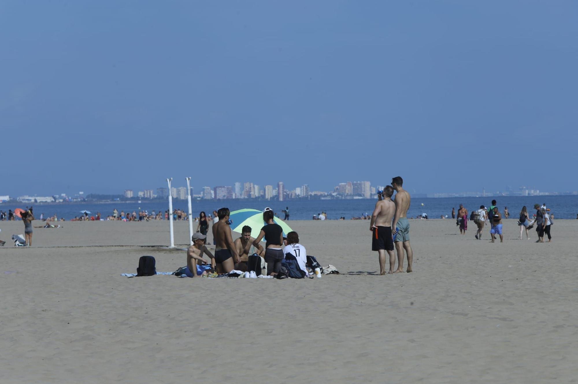 Llenazo en las playas de València este domingo, 15 de octubre