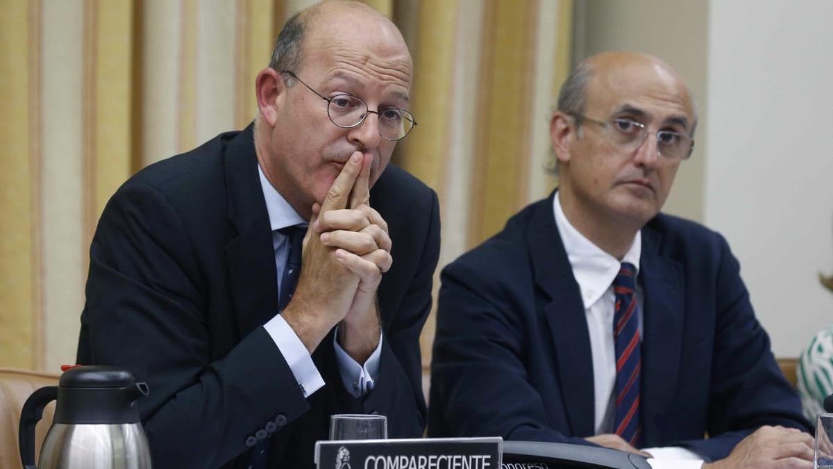 Pablo Vázquez (Izq.), durante una comparecencia en el Congreso en 2015, durante su etapa como presidente de Renfe.