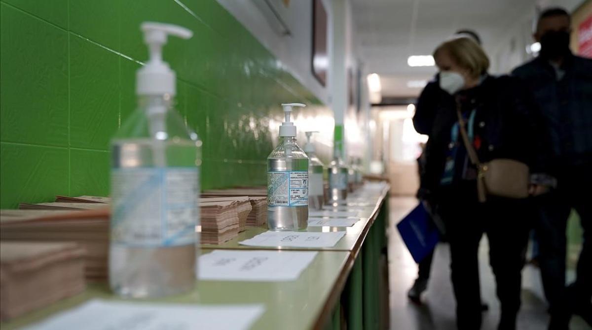 Dispensadores de gel hidroalcohólico en un colegio electoral de Madrid.