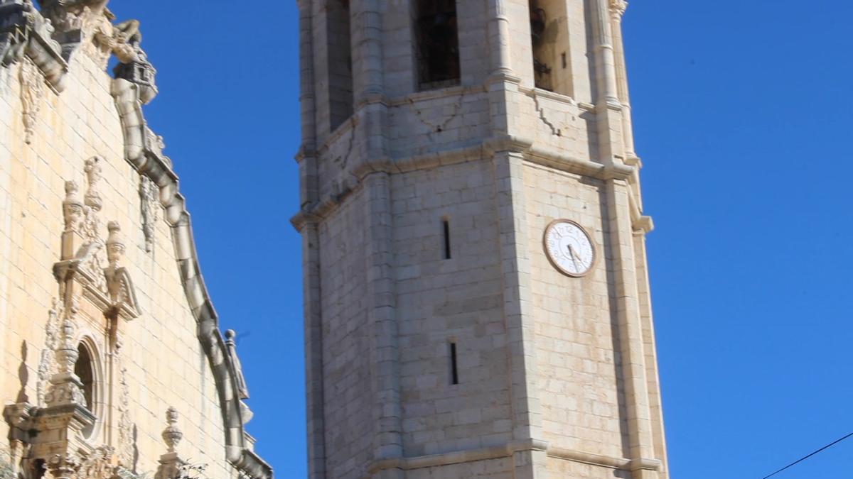 El reloj de un campanario se vuelve 'loco' por el tiempo en Alcalà