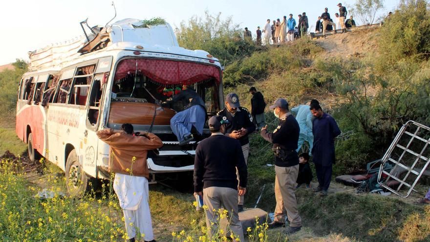 Foto de un autobús volcado en Pakistán (Archivo).