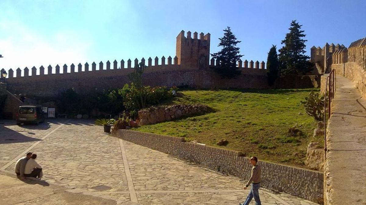Imagen de las murallas y el recinto interior de Sant Salvador de Artà.