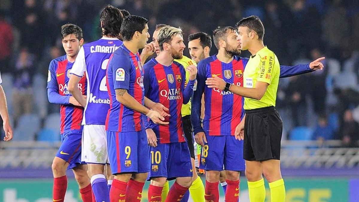Gil Manzano, rodeado de jugadores del Barcelona