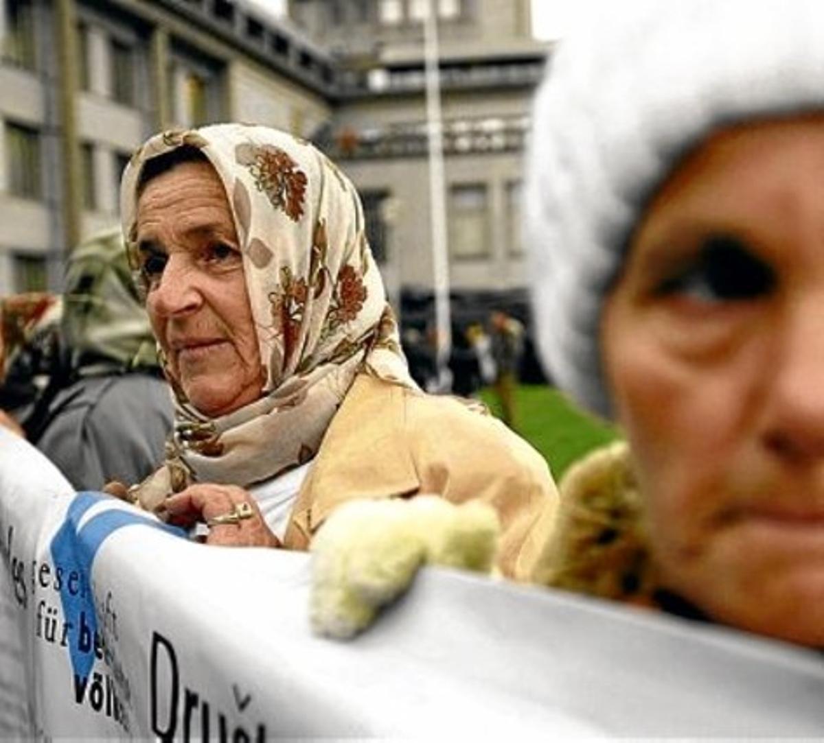 Dones bosnianes es manifesten davant el Tribunal de l’Haia, on se celebra el judici a Karadzic, ahir. Dones bosnianes es manifesten davant el Tribunal de l’Haia, on se celebra el judici a Karadzic, ahir.