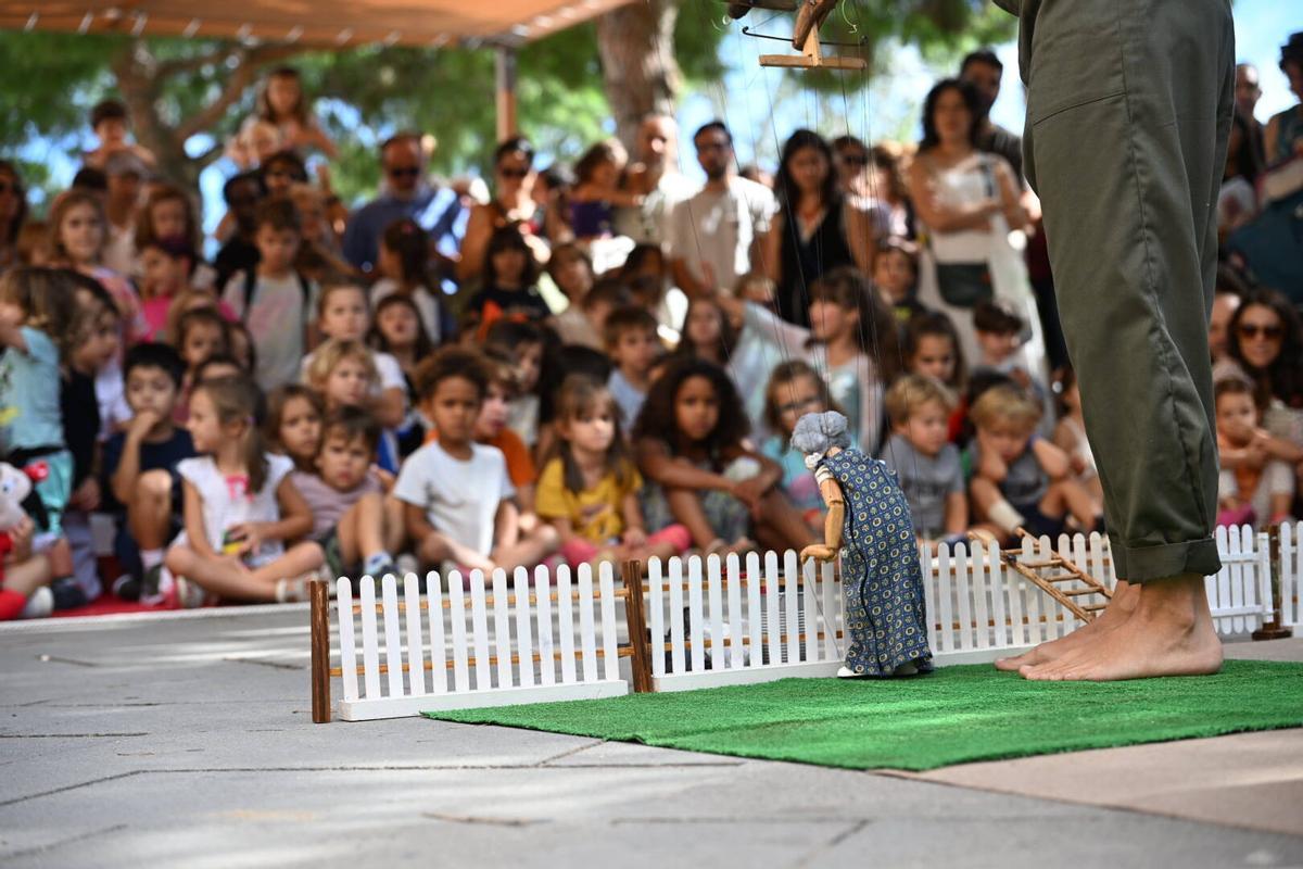 Exhibición de marionetas en el Parque de l'Estació del Nord, en la Mercè de 2023, en Barcelona.