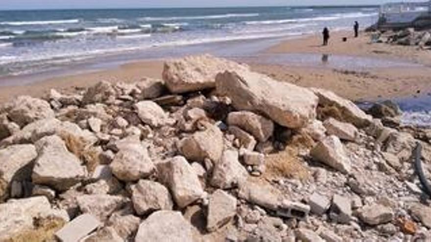 Escombros en la playa que Costas empezó a retirar ayer.