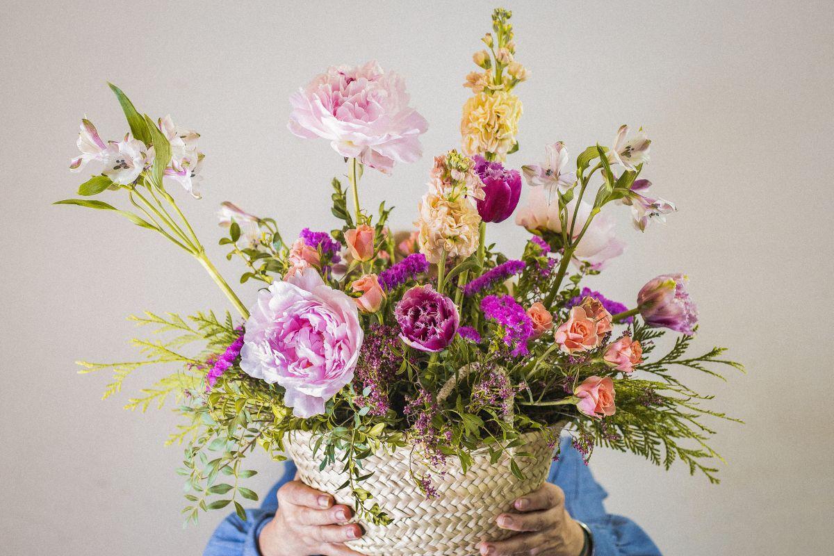 Centro de flores en cesta, una de las ideas de Boogaloo para regalar el Día de la Madre.