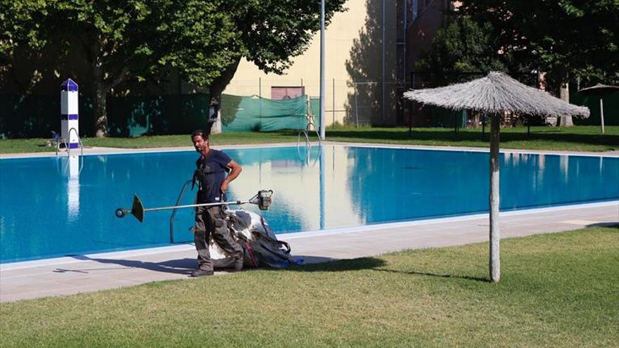 La piscina de la Fuensanta preparada para abrir hoy