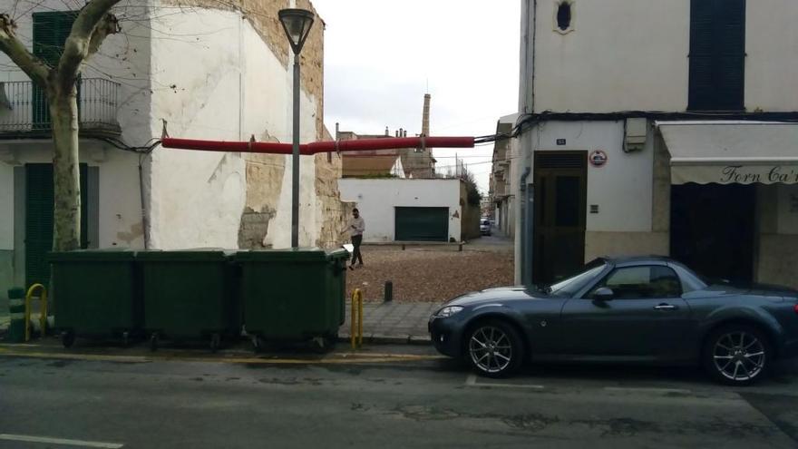 Un peatón cruza desde la calle Torreta a General Luque a través del solar de la casa derribada.