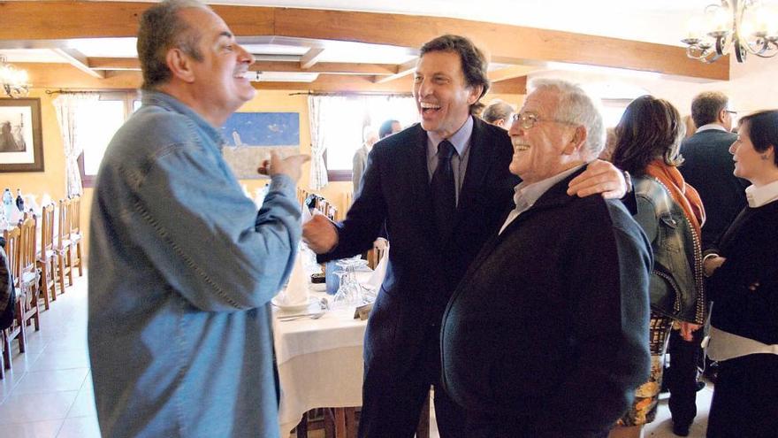 Miquel Ramis bromea con Mateo Isern, en una comida del PP en Muro con su anfitrión, Nofre Plomer.