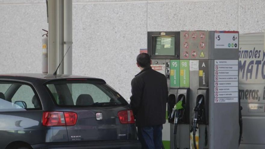 Un hombre reposta en una gasolinera.