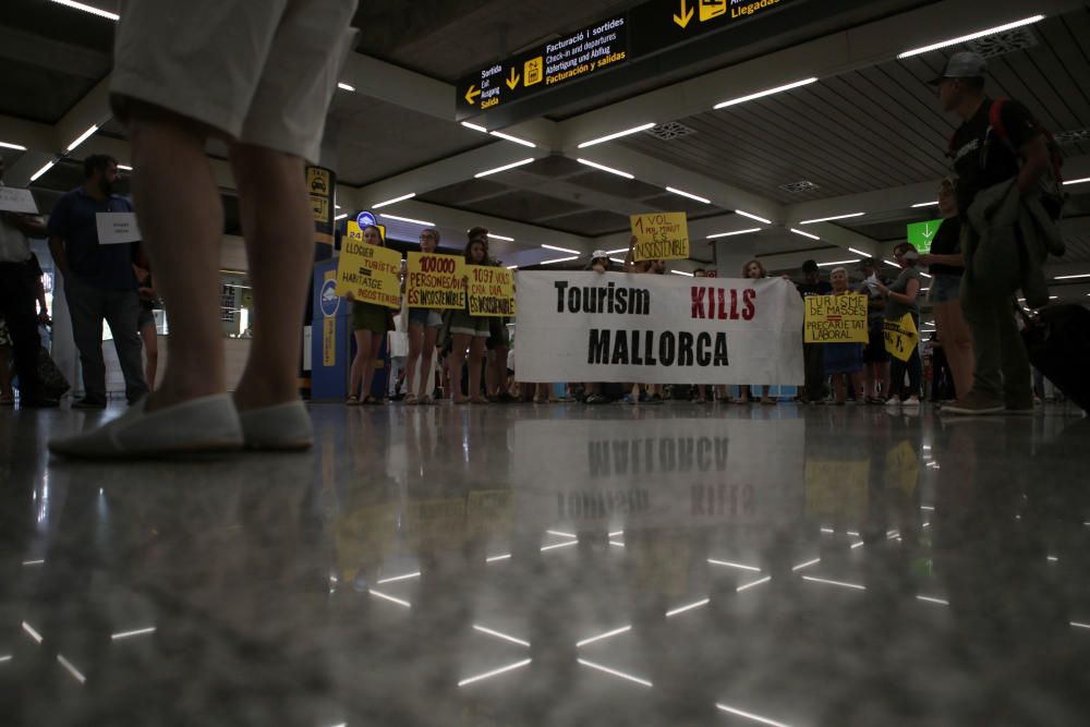 Protesta en el aeropuerto para denunciar "que el turismo mata a Mallorca"