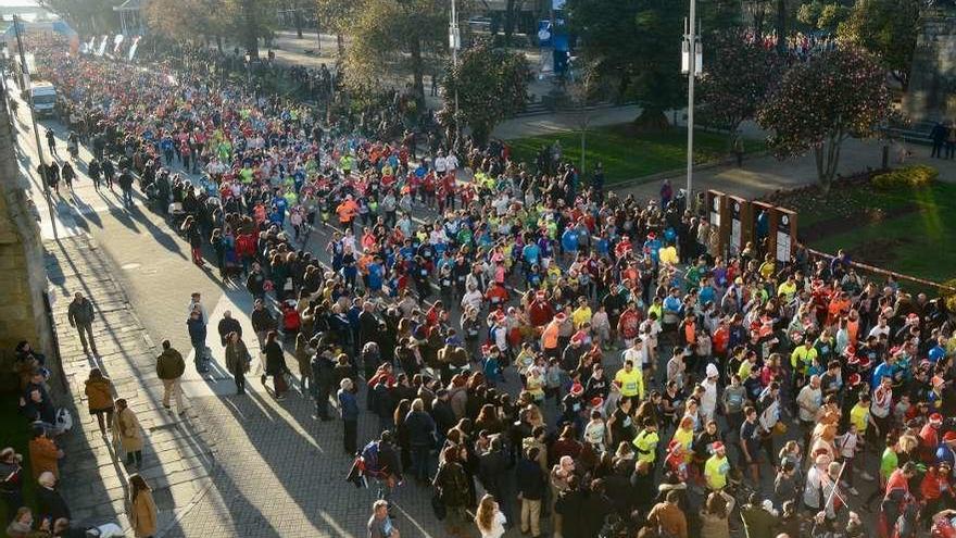 Los participantes en la San Silvestre llenaron la Avenida de Montero Ríos antes de la salida. // R. Vázquez