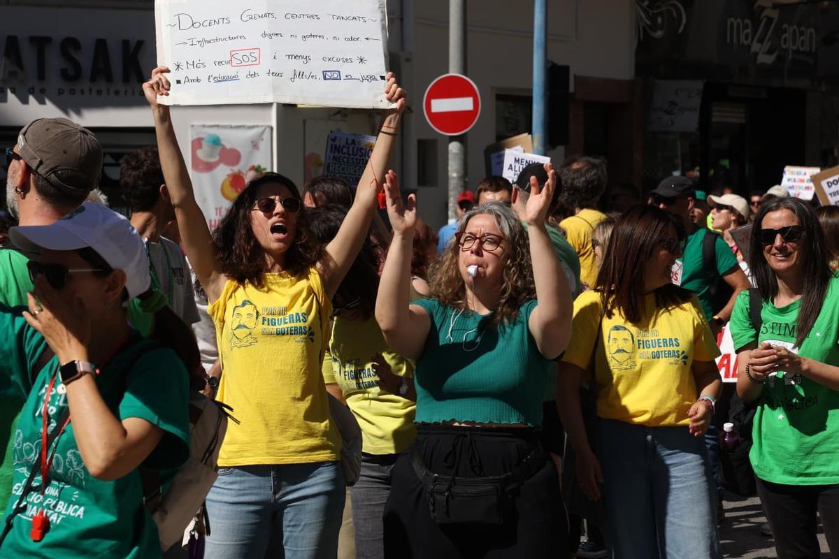 Huelga de educación en Alicante: la manifestación de profesores atraviesa la Avenida Aguilera