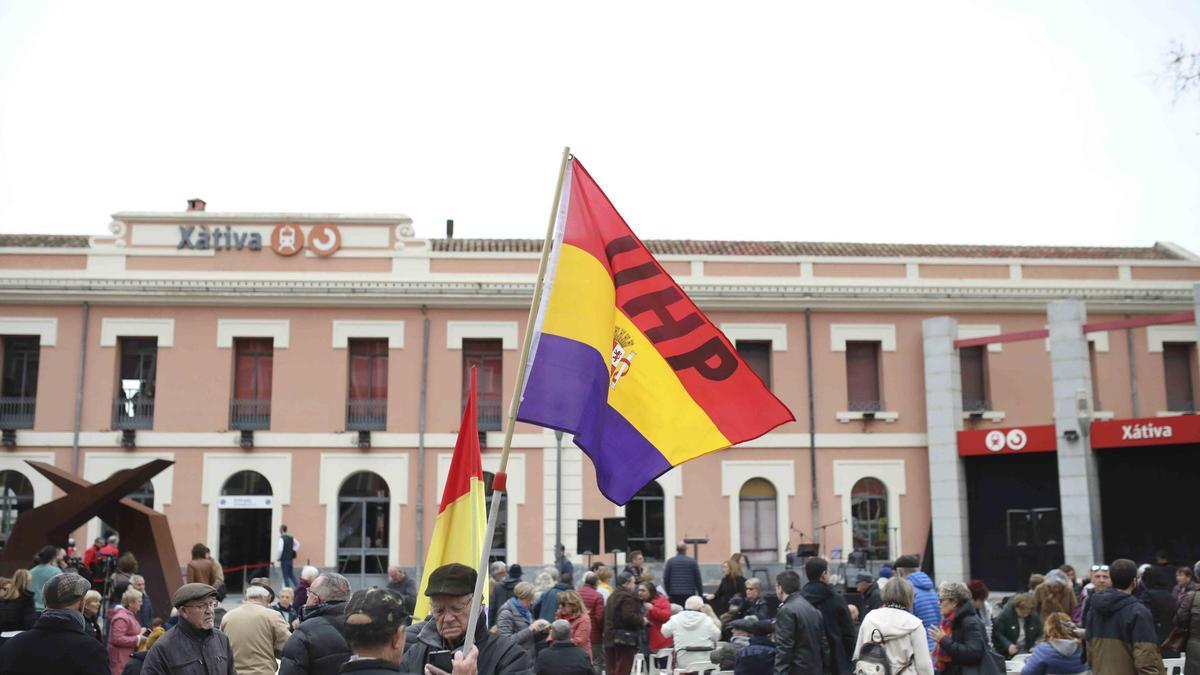 Así fue el homenaje a las víctimas del bombardeo de la estación de Xàtiva en el 85º aniversario del trágico suceso