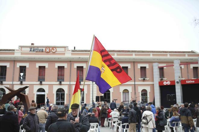 Así fue el homenaje a las víctimas del bombardeo de la estación de Xàtiva en el 85º aniversario del trágico suceso