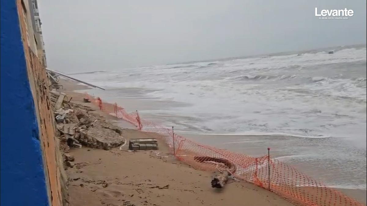 El temporal se come la playa de Tavernes de la Valldigna antes de que llegue el refuerzo de arena