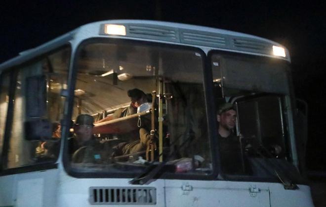 Buses carrying Ukrainian Azovstal servicemen leave Mariupol