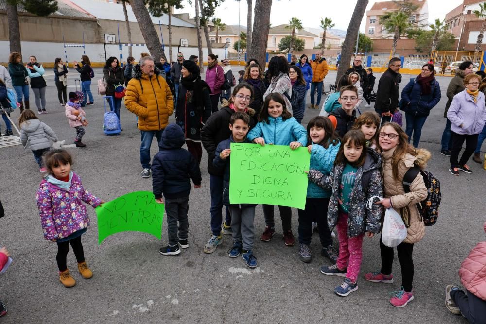 Protesta en el colegio Cervantes de Sax