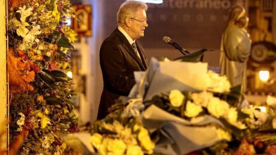 El pregonero durante su discurso anoche tras la ofrenda de flores.