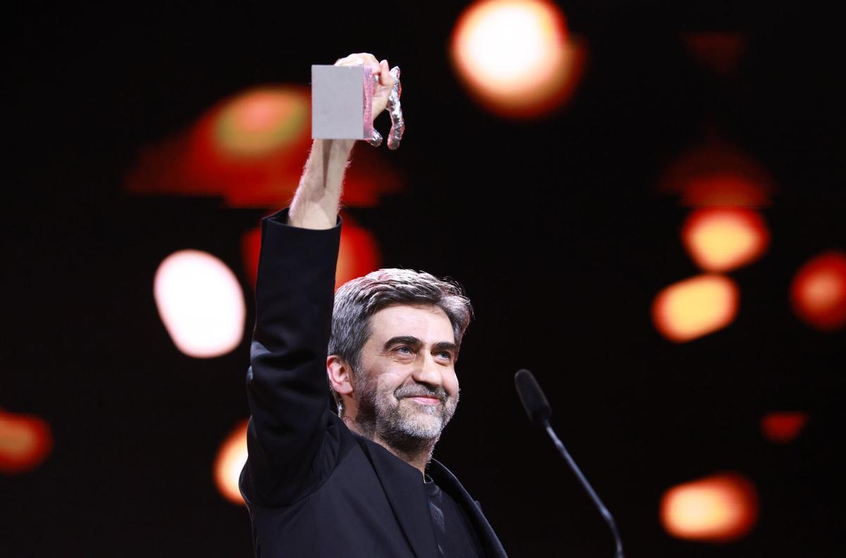 Emin Alper recibe el Oso de Plata del Gran Premio del Jurado por 'Kurtulus' (Salvación) durante la ceremonia de clausura del 76.º Festival Internacional de Cine de Berlín.