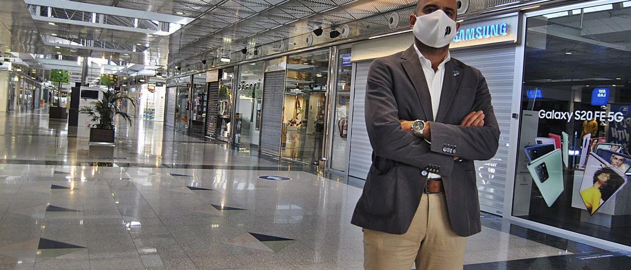 Fernando García, ayer, en el centro comercial de Paredes. | A. I.