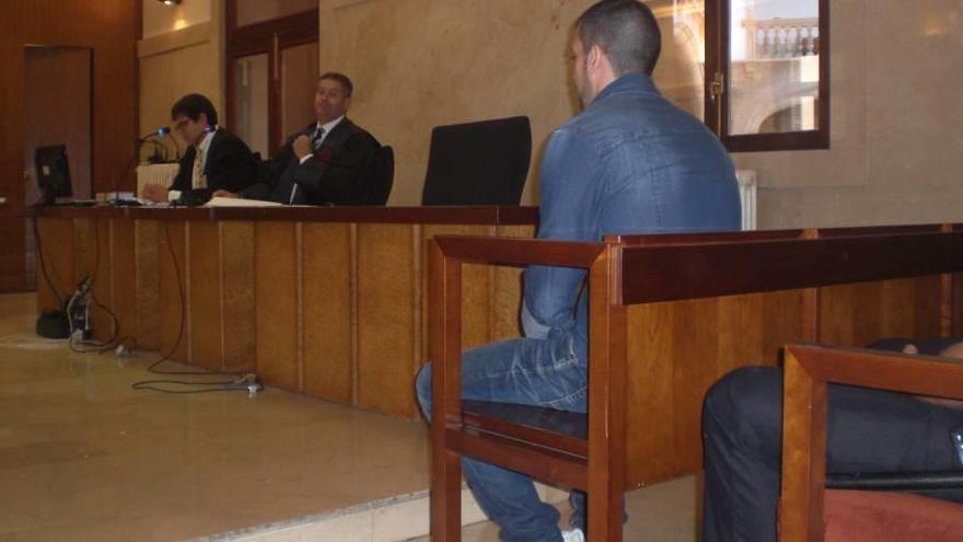 El procesado, de 27 años, ayer por la mañana en el juicio celebrado en la Audiencia de Palma.