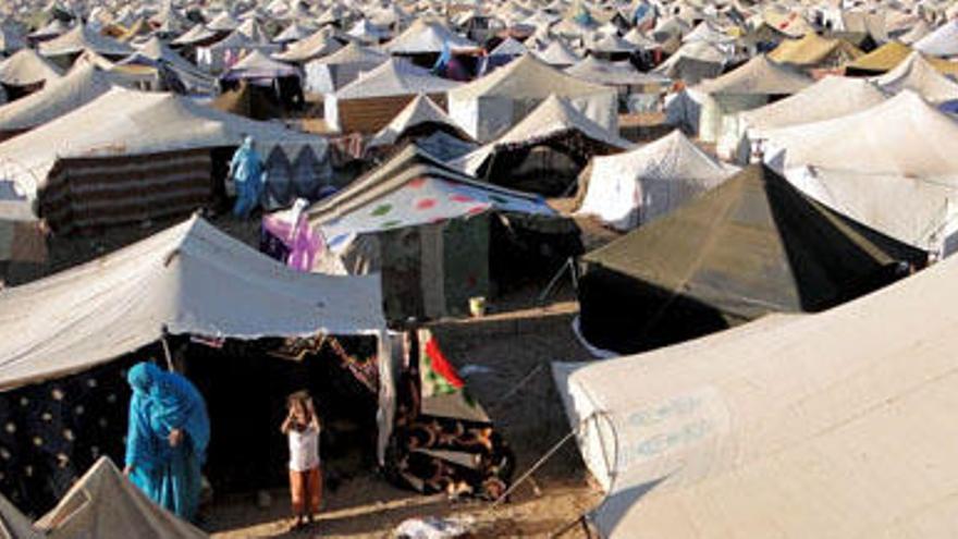 El campamento saharaui en El Aaiún resiste con agua, té y gofio