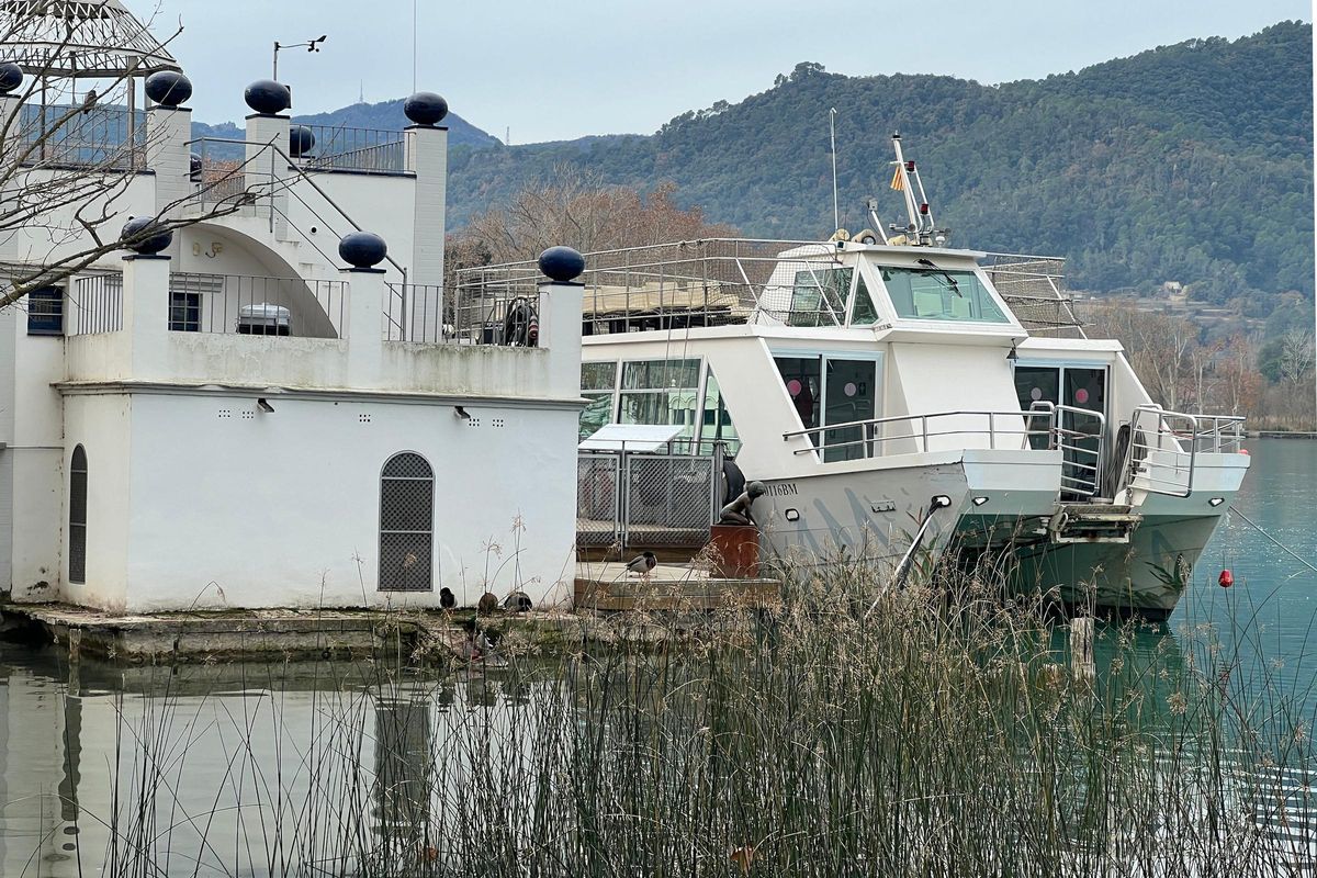 Veïns passejant per l'Estany de Banyoles