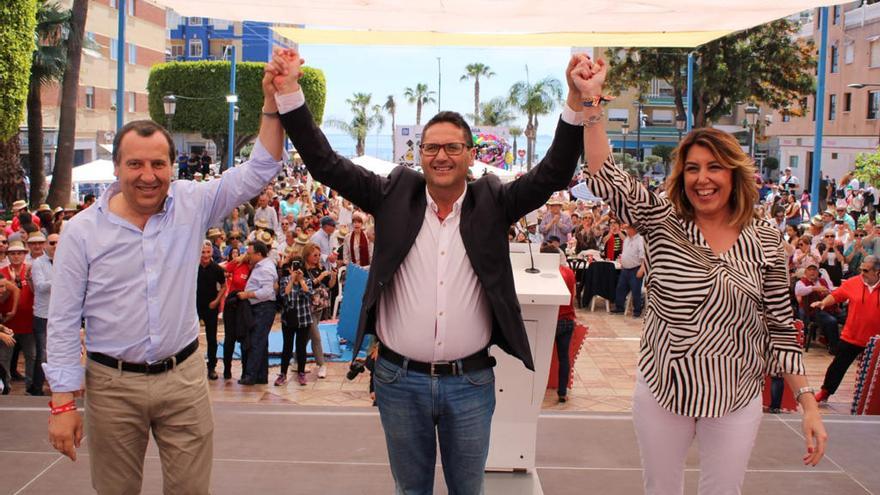 La imagen muestra a Susana Díaz junto a José Luis Ruiz Espejo, presentando al candidato a Rincón.