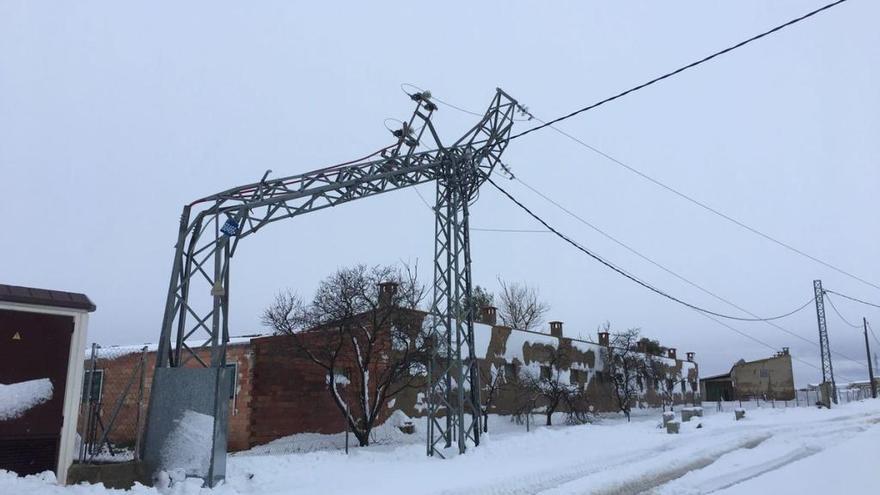 Una torre de electricidad caída en Fuenterrobles.