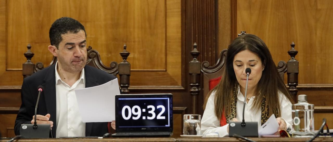 La edil Lorena Zamorano en el último pleno municipal de Alcoy, junto al alcalde, Toni Francés.