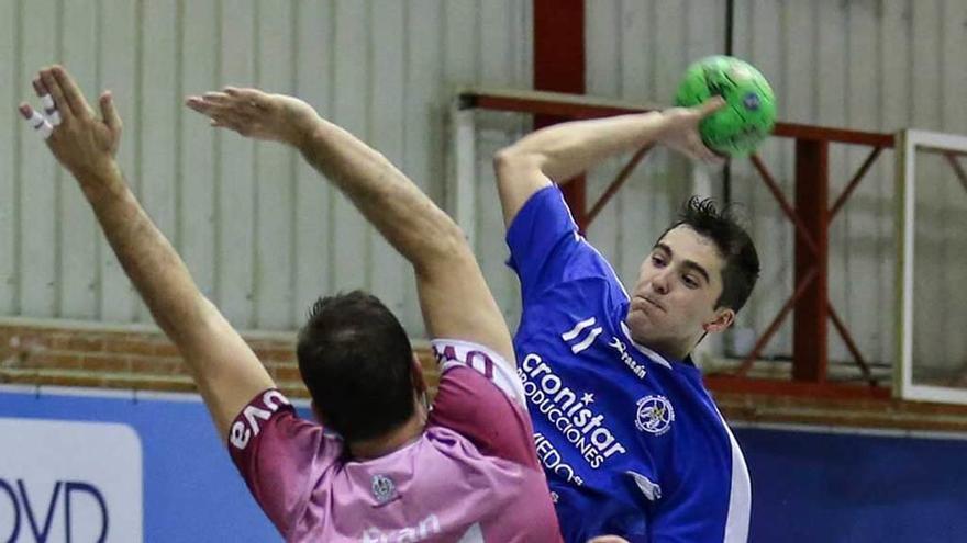 Rubén Fernández se dispone a lanzar en un partido en Vallobín.