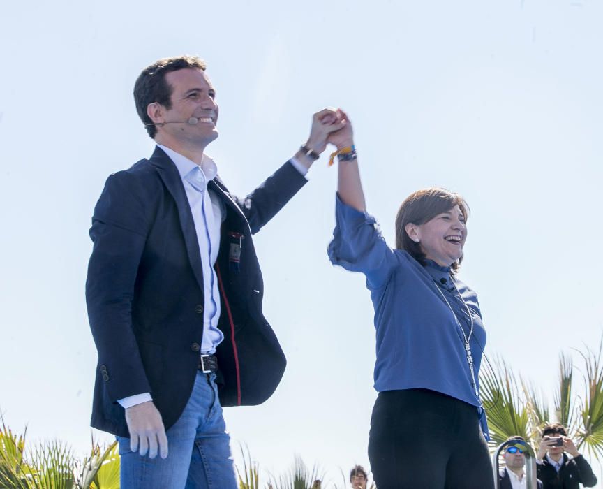 Casado propone en Alicante que todas las oposiciones se desarrollen en castellano.