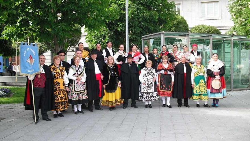 Los miembros del grupo de folclore de la asociación, Aires Zamoranos, durante una de sus actuaciones en la capital pucelana.