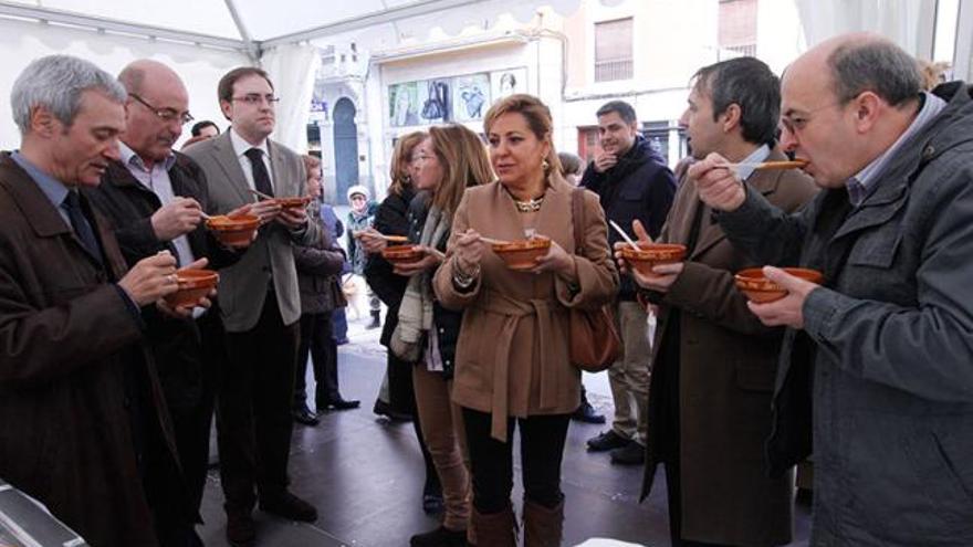 Representantes institucionales, de la Semana Santa, Azamtur y Caja Rural prueban el plato típico.