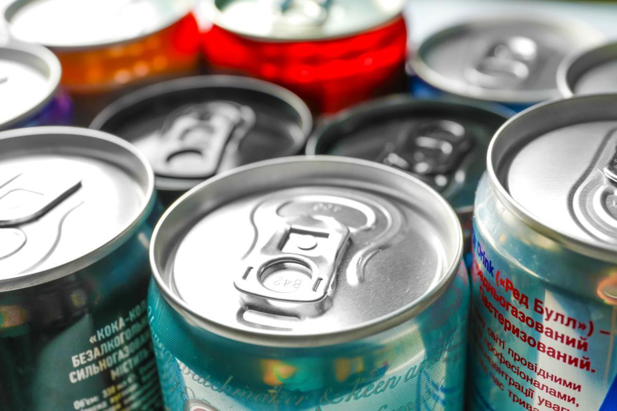 Latas de bebida.
