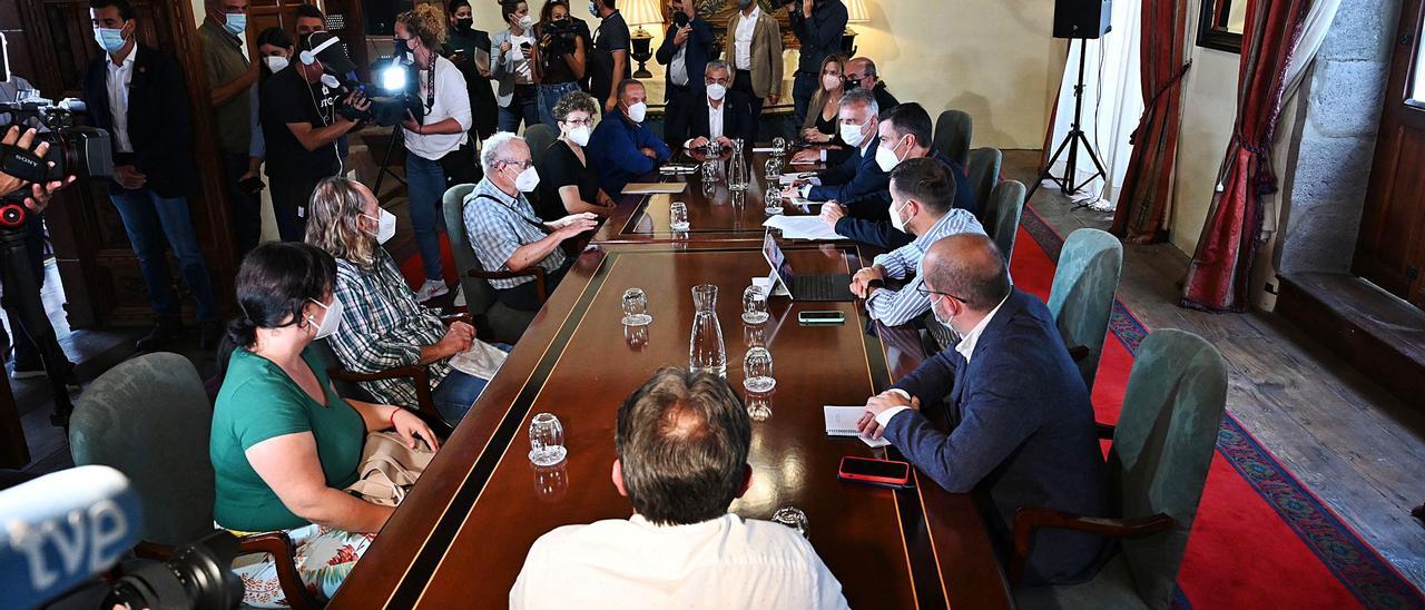 La plataforma de afectados, durante la reunión de ayer con Pedro Sánchez y Ángel Víctor Torres en la Casa Principal de Salazar de Santa Cruz de La Palma.