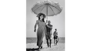 Pablo Picasso con Françoise Gilot y su sobrino Javier Vilató, en la playa Golfe-Juan, en agosto de 1948.