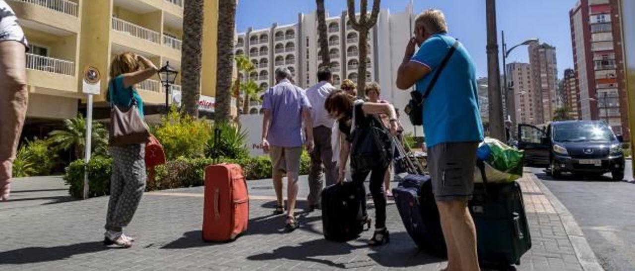 Unos visitantes a su llegada ayer a la capital turística de la Costa Blanca