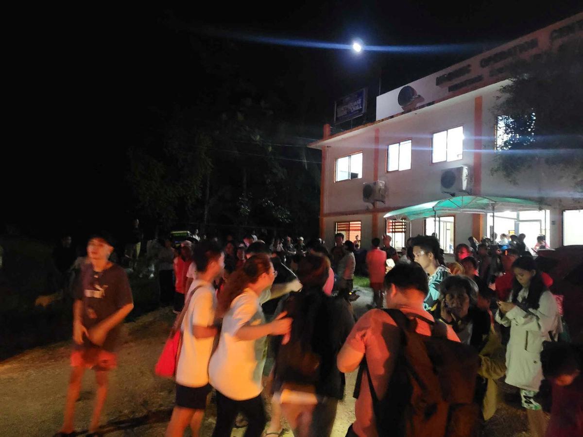 La gente se reúne en un centro de evacuación, después de un terremoto, en Hinatuan, Surigao del Sur, Filipinas, 2 de diciembre de 2023.