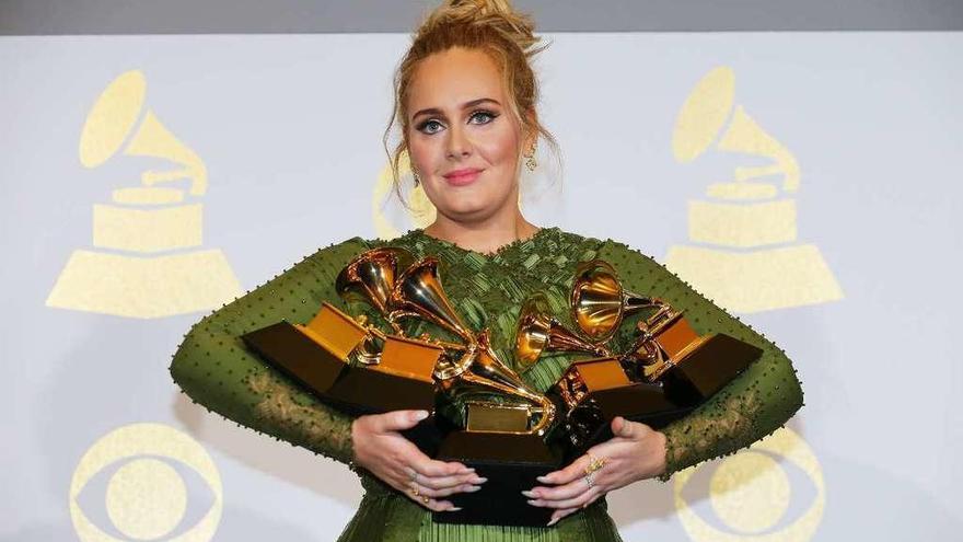 Adele con sus cinco premios