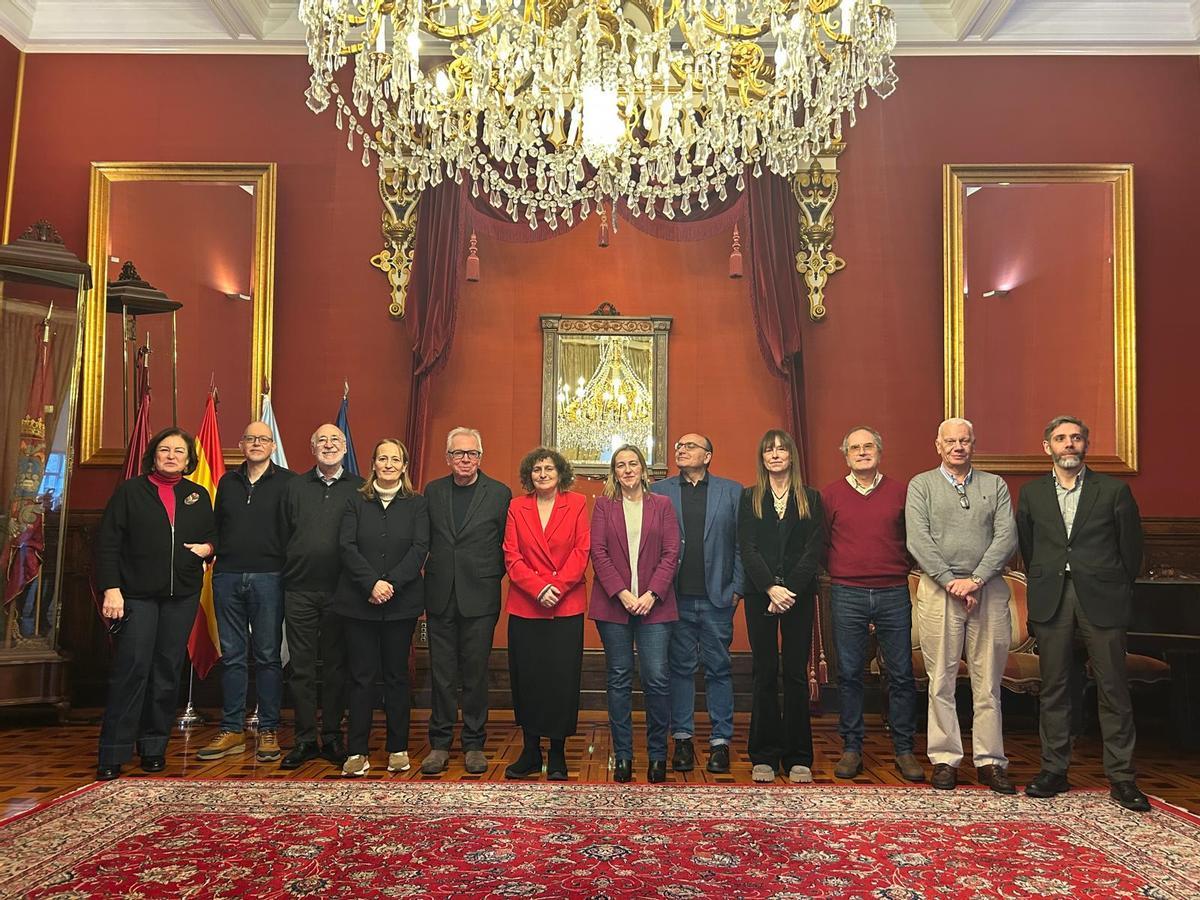 A alcaldesa e a edil de Cultura (no centro) recibiron en Raxoi os membros do xurado do concurso