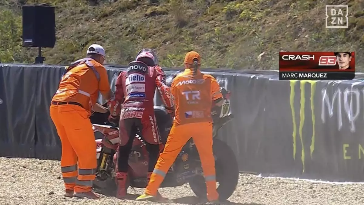 Marc Márquez arranca con mejor tiempo y caída en Brno