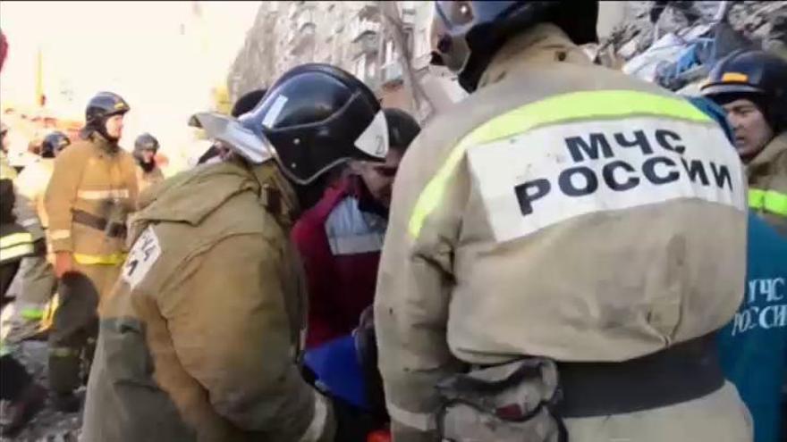 Resactado con vida un bebé tras el derrumbe de un edicifio en Rusia